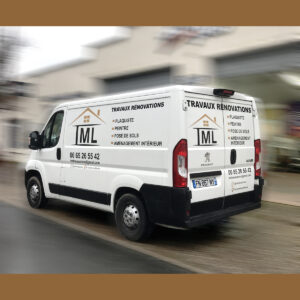 Fourgon Peugeot Boxer blanc avec un marquage adhésif professionnel pour "IML Travaux Rénovations", affichant les services de plaquiste, peintre et aménagement intérieur.